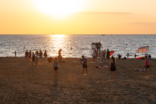 Image of guests at Edgewater Beach